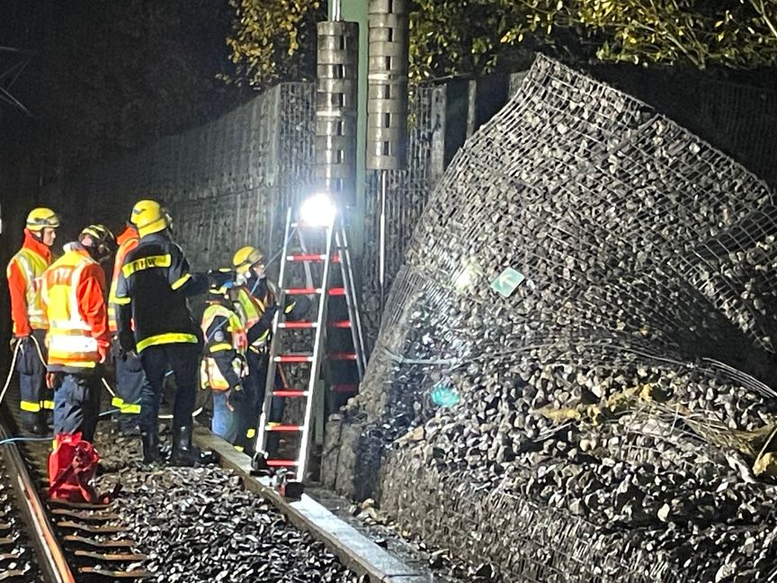 Die Helfer vom THW konnten die Wand wieder stabilisieren. Bild: z