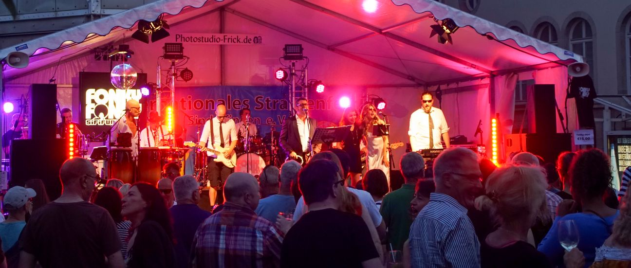 Die Band FonkyFonky sorgte für geniale Stimmung auf dem Rathausvorplatz. Bild: Dettenmeyer