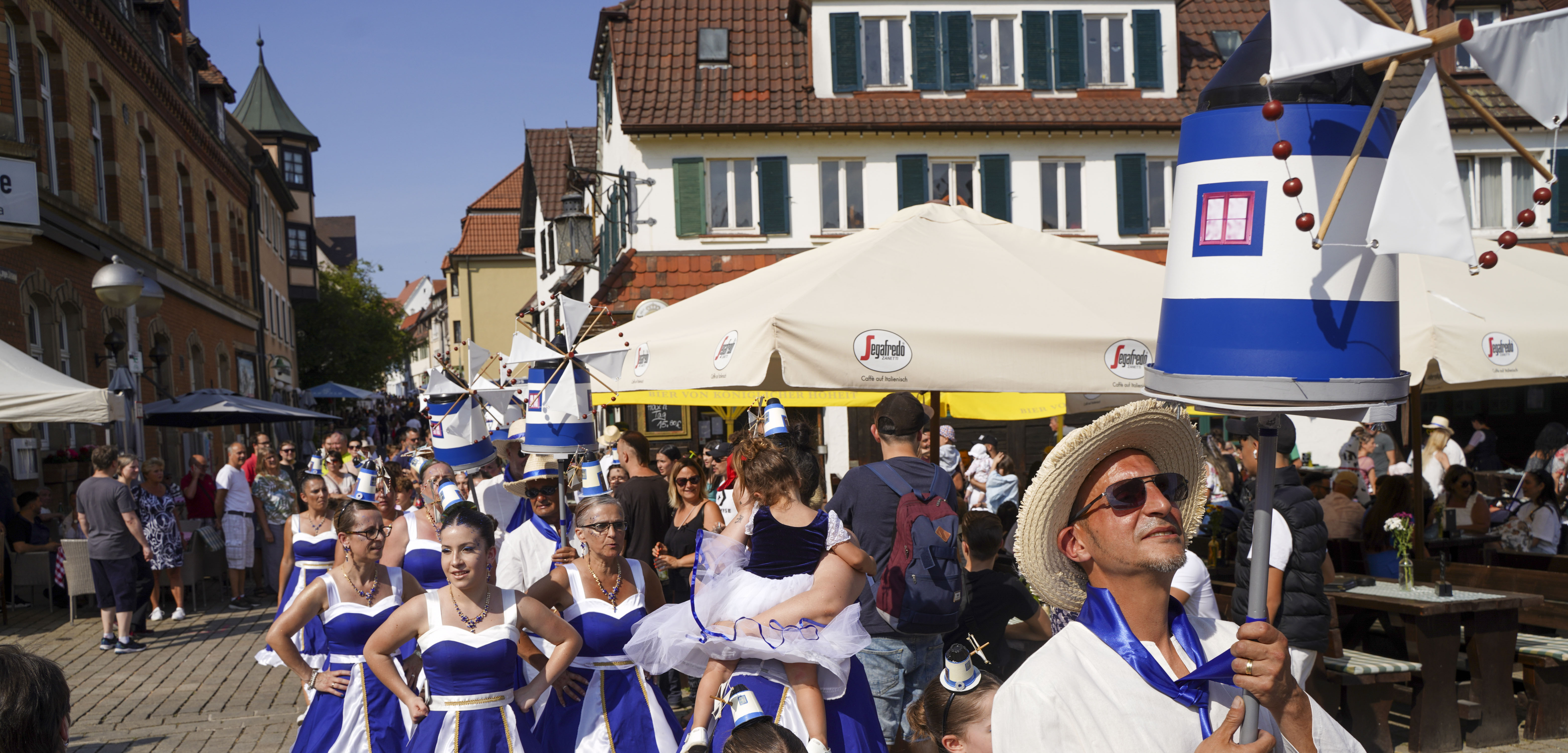 Das Internationale Straßenfest ist ein Fest der Vielfalt: Zahlreiche Vereine treten auf und geben Einblick in ihre Kultur. Bild: Dettenmeyer