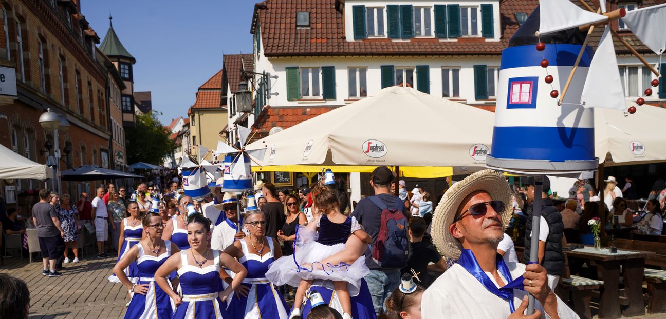 Das Internationale Straßenfest ist ein Fest der Vielfalt: Zahlreiche Vereine treten auf und geben Einblick in ihre Kultur. Bild: Dettenmeyer