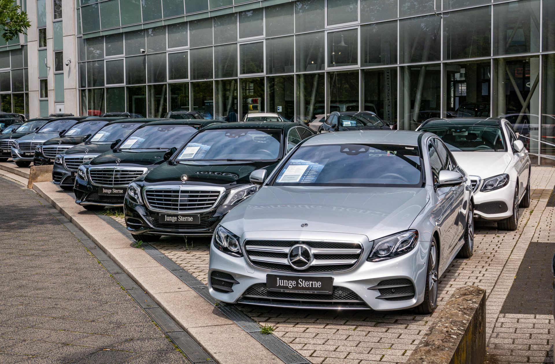 Mercedes-Fahrzeuge stehen in Berlin zum Verkauf. Der Dieselskandal ist für das Unternehmen noch immer nicht ausgestanden.