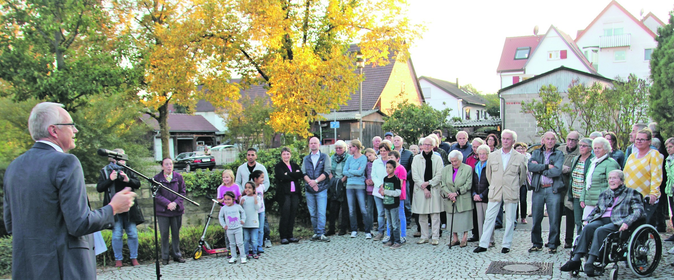 Altdorfs Bürgermeister Erwin Heller bei seiner Ansprache anlässlich der schweren Bombardierung vor 75 Jahren. Im Bürgerhaus gibt es dazu auch eine Bilderausstellung. Bild: Frank Müller