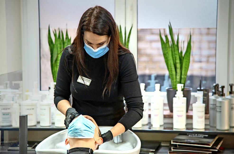 Friseure im Grenzort Wasserbillig in Luxemburg haben viel zu tun. Foto: dpa/H. Tittel