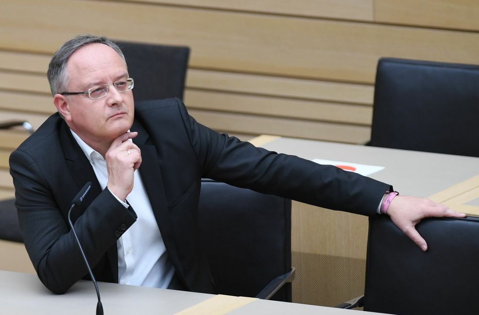 SPD-Spitzenkandidat Andreas Stoch sitzt am Wahlabend im Landtag. Foto: dpa/Felix Kästle