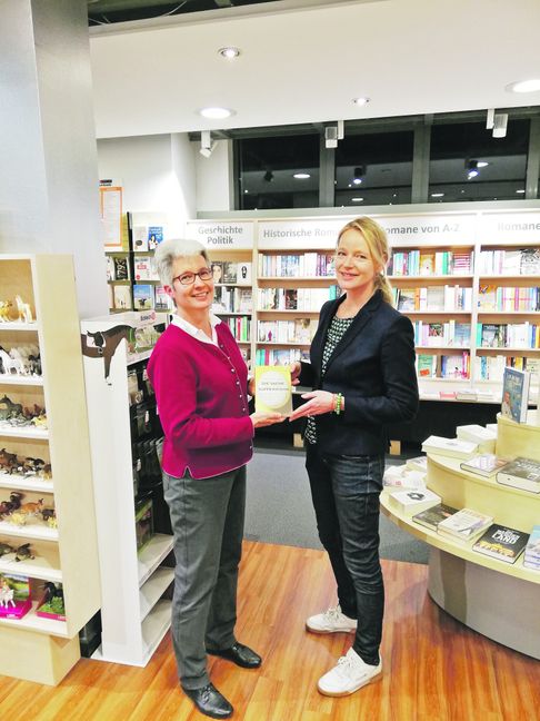 Dr. Cornelie Jäger (links) und die grüne Landtagsabgeordnete Thekla Walker bei Buch plus in Holzgerlingen.  Bild: z