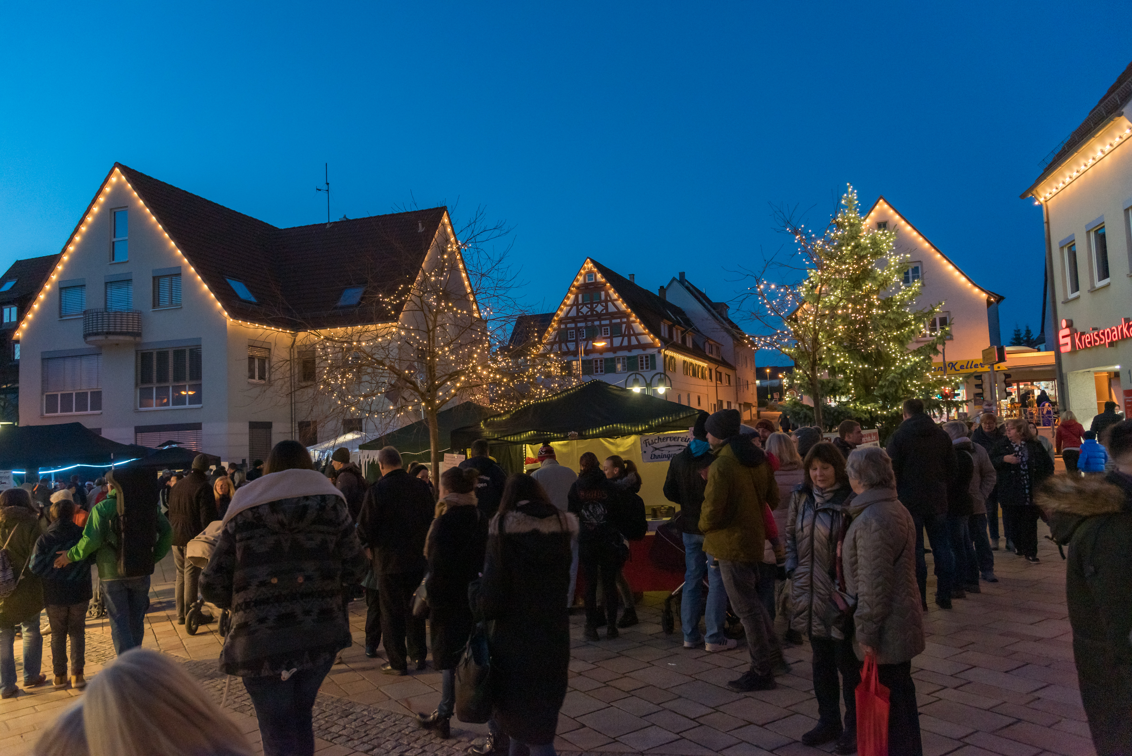 Abendstimmung auf dem Ehninger Weihnachtsmarkt. Bild: Nüßle