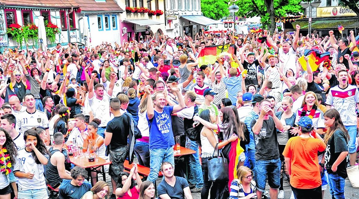 Fernseh-Fußball als Massenspektakel wie hier auf dem Sindelfinger Wettbachplatz: Ab heute geht es wieder los. Bild: Photo 5/A