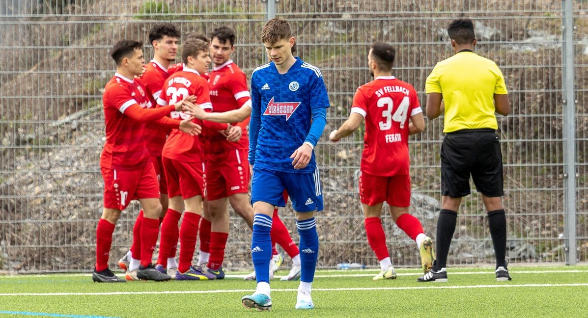 Freud und Leid auf einem Bild: Fellbach gleicht hier zum 1:1 aus, Philipp Horny ist bedient.     Bild: Eibner