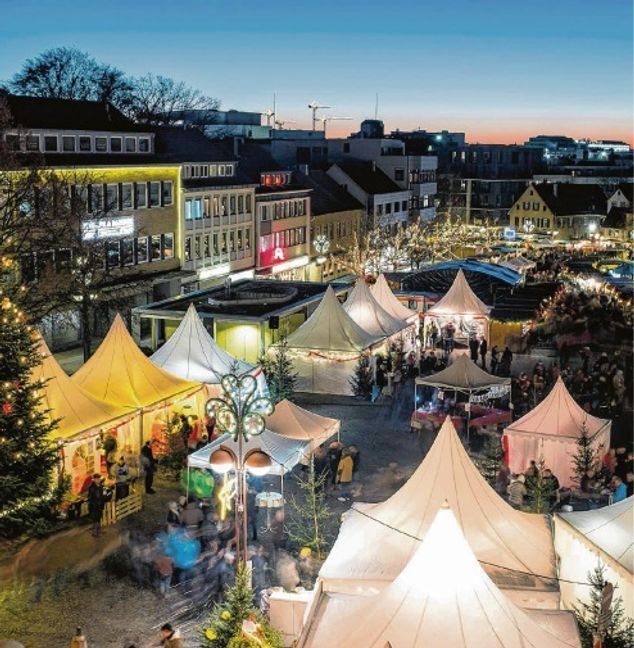Blick auf den weihnachtlich geschmückten Sindelfinger Marktplatz. Bild: z