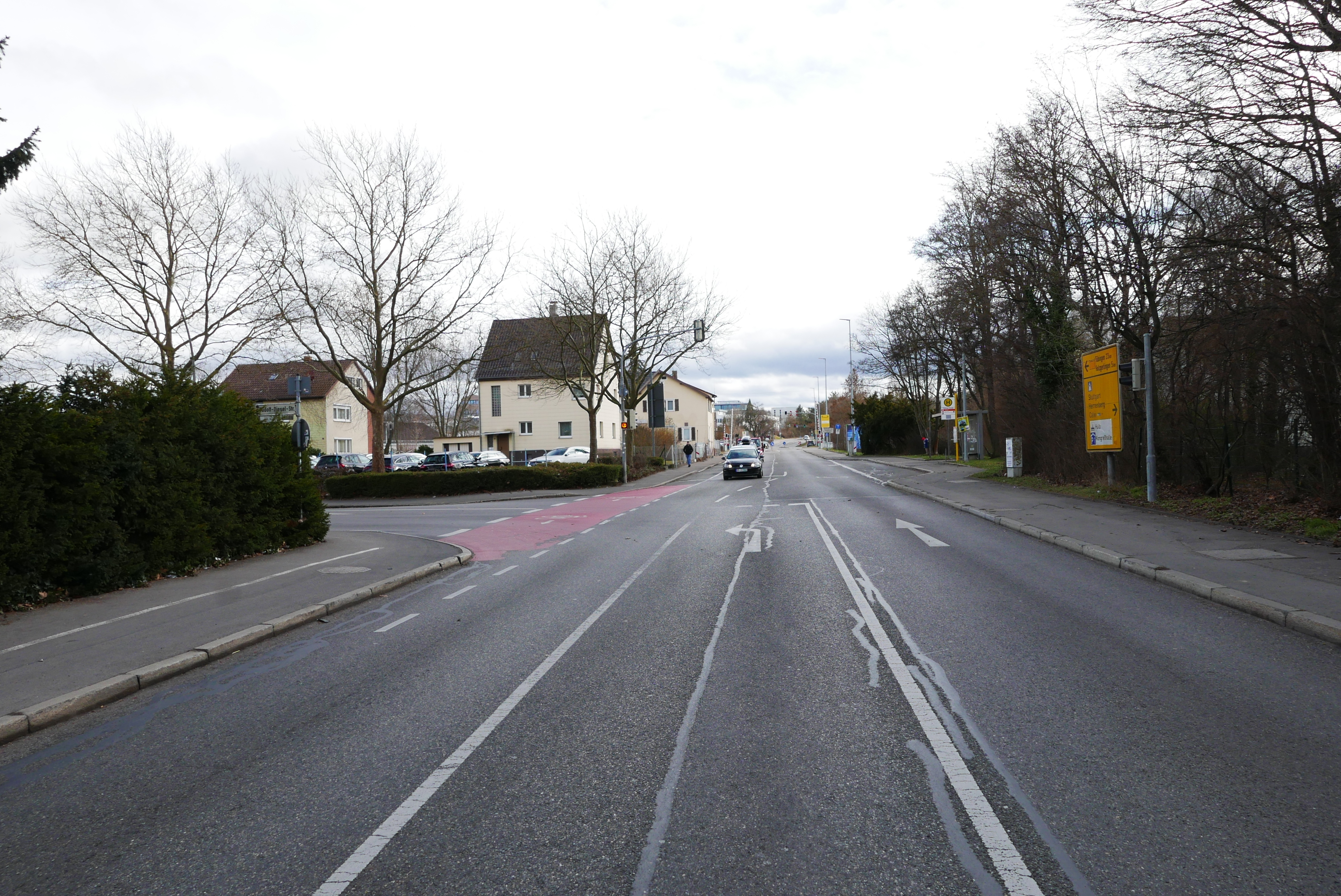 Hier kann es eng werden: Wenn die Schönbuchstraße gesperrt ist, gilt es für die Ausweichstrecke an der Einmündung der Rudolf-Diesel-Straße in die Tübinger Straße eine harte Nuss zu knacken. Bild: Jung