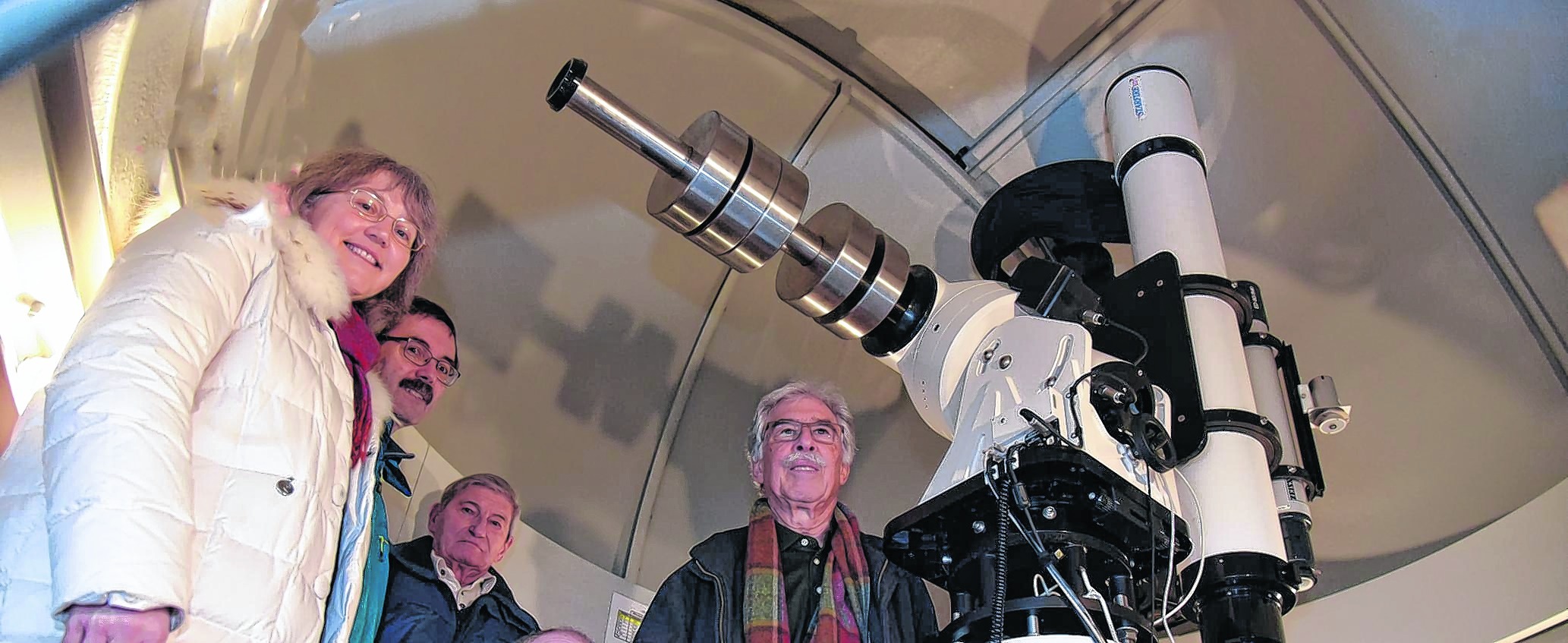 Der Blick in den Nachthimmel und die Geschichte der Sterne, das verbindet die Amateurastronomen der Johannes-Kepler-Sternwarte. Gottfried Reimann (rechts) leitet die Gruppe mit dem Faible für die fremden Galaxien an der Johannes-Kepler-Sternwarte. Bild: Nüßle