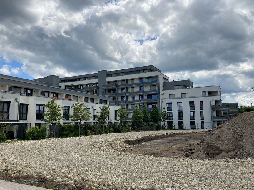 Zwischen Konrad-Zuse- und Richard-Kopp-Straße baut die BBG ein Mehrfamilienhaus mit Sozialwohnungen – zum Ärger der Anwohner.  Bild: Jung