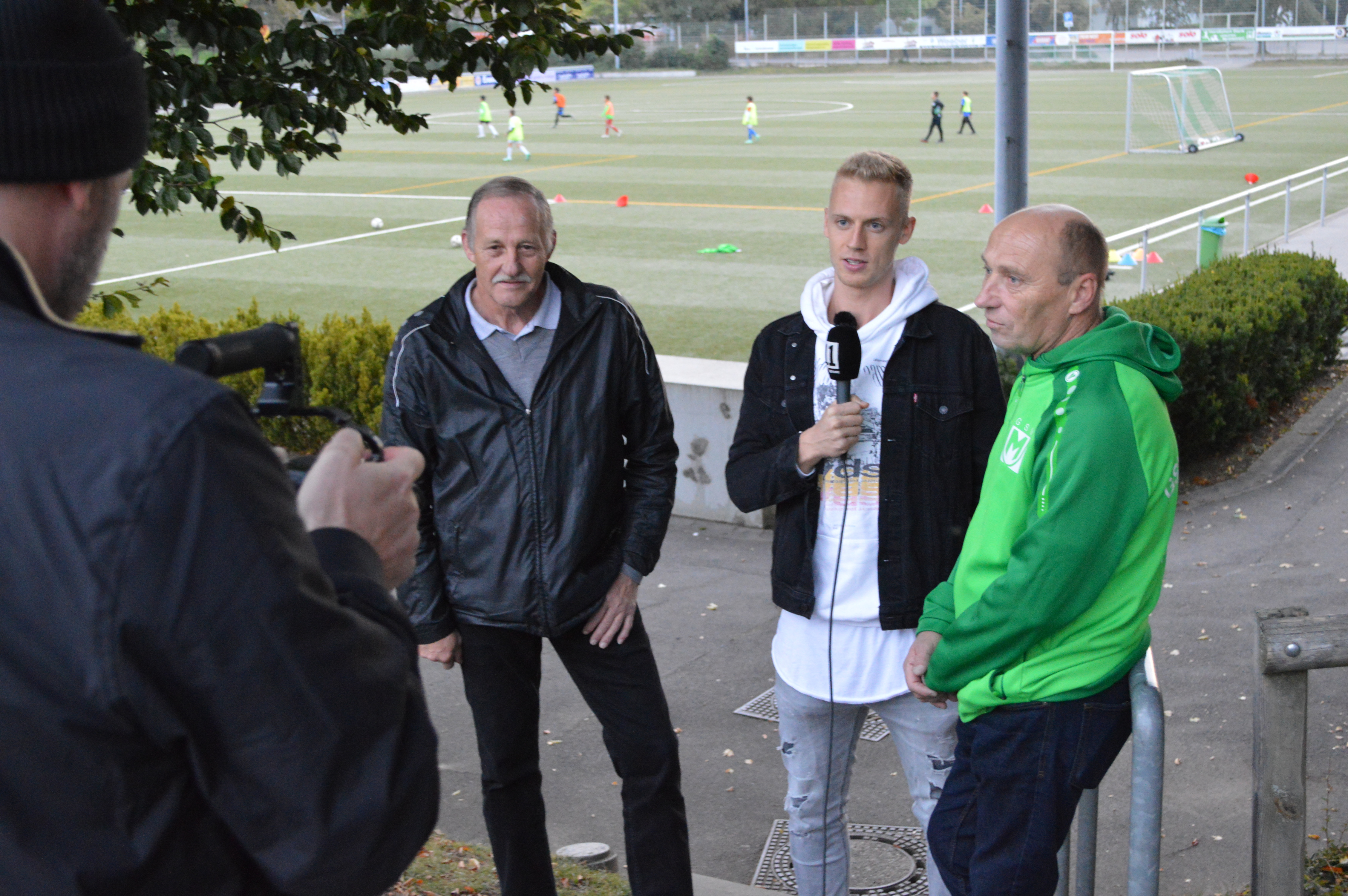 Union-Profi Timo Baumgartl wae anlässlich des "Tag der Amateure" des Fußballmagazins "11Freunde" auf Heimatbesuch beim GSV Maichingen und traf dort unter anderem auf Sepp Meier (links) und Wolfgang Gurka, seine ersten Fußballtrainer.  Bild: Zvizdiç