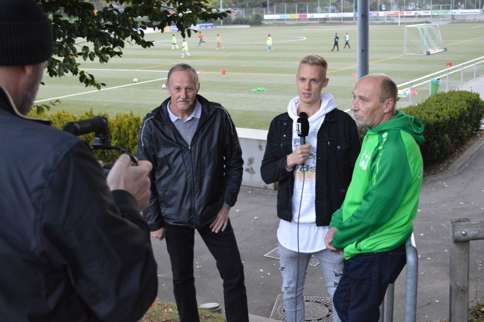 Union-Profi Timo Baumgartl wae anlässlich des "Tag der Amateure" des Fußballmagazins "11Freunde" auf Heimatbesuch beim GSV Maichingen und traf dort unter anderem auf Sepp Meier (links) und Wolfgang Gurka, seine ersten Fußballtrainer.  Bild: Zvizdiç