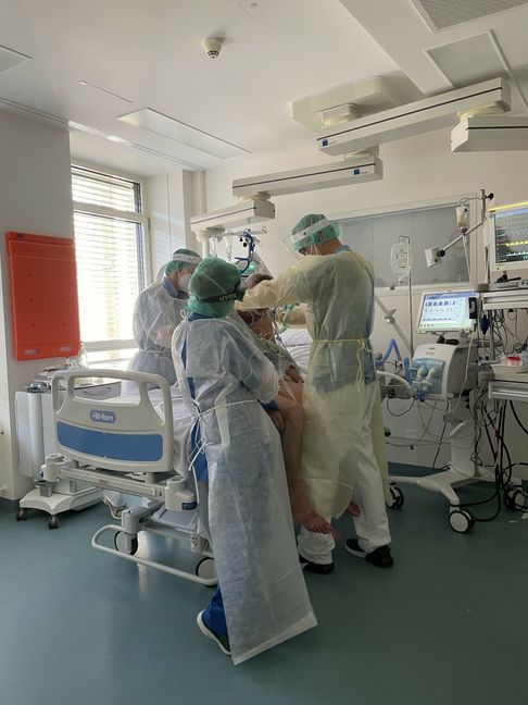 Großer Aufwand bei der Betreuung: Intensivpflege und Physiotherapie bei der Mobilisation eines noch invasiv beatmeten und intubierten Patienten. Bild: Klinikverbund Südwest