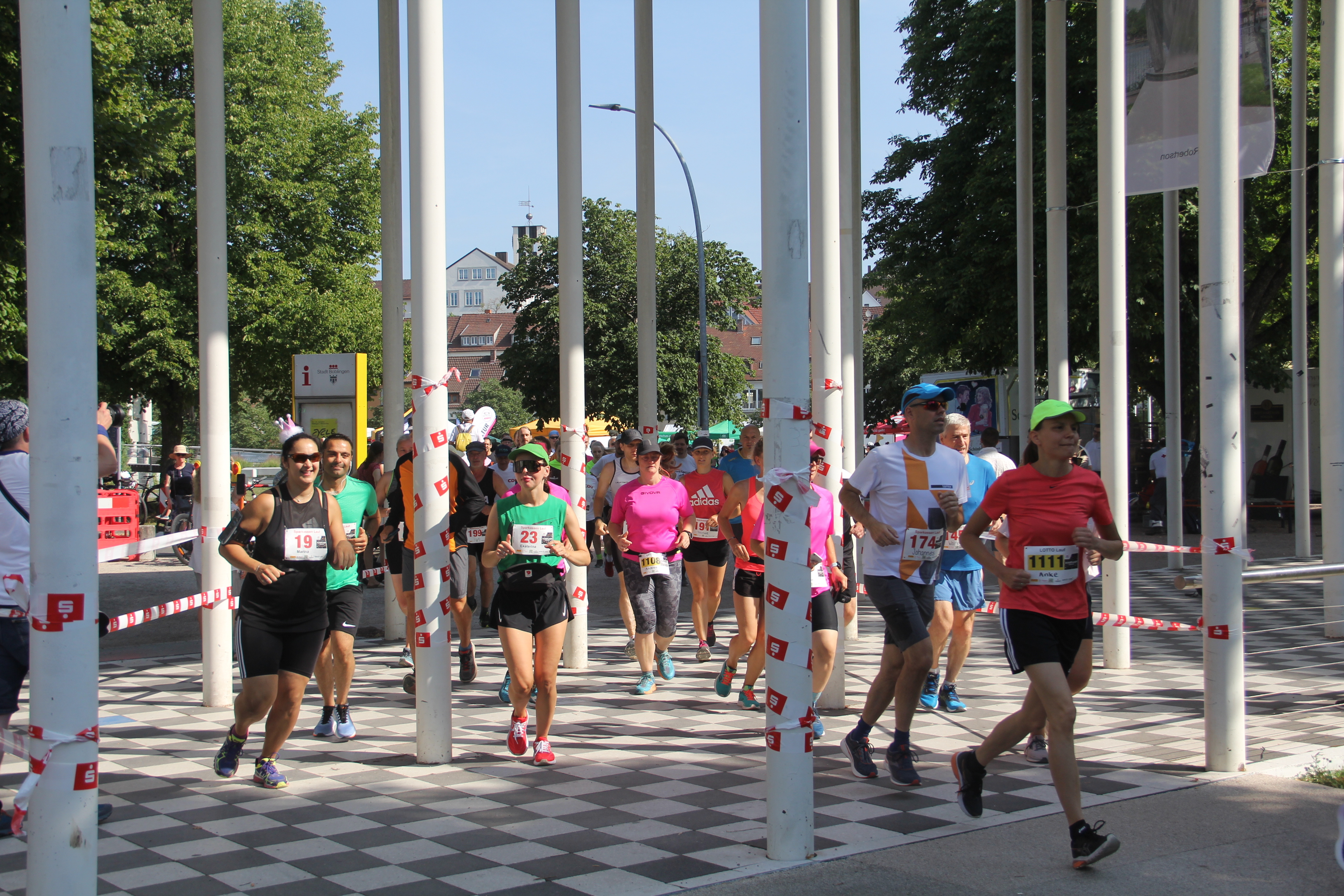 Von der Albabrücke geht es durch Baumoval und dann Richtung Murkenbach. Die Strecke beim Böblinger Merceaden Stadtlauf ist größtenteils flach. Bild: Oberdorfer