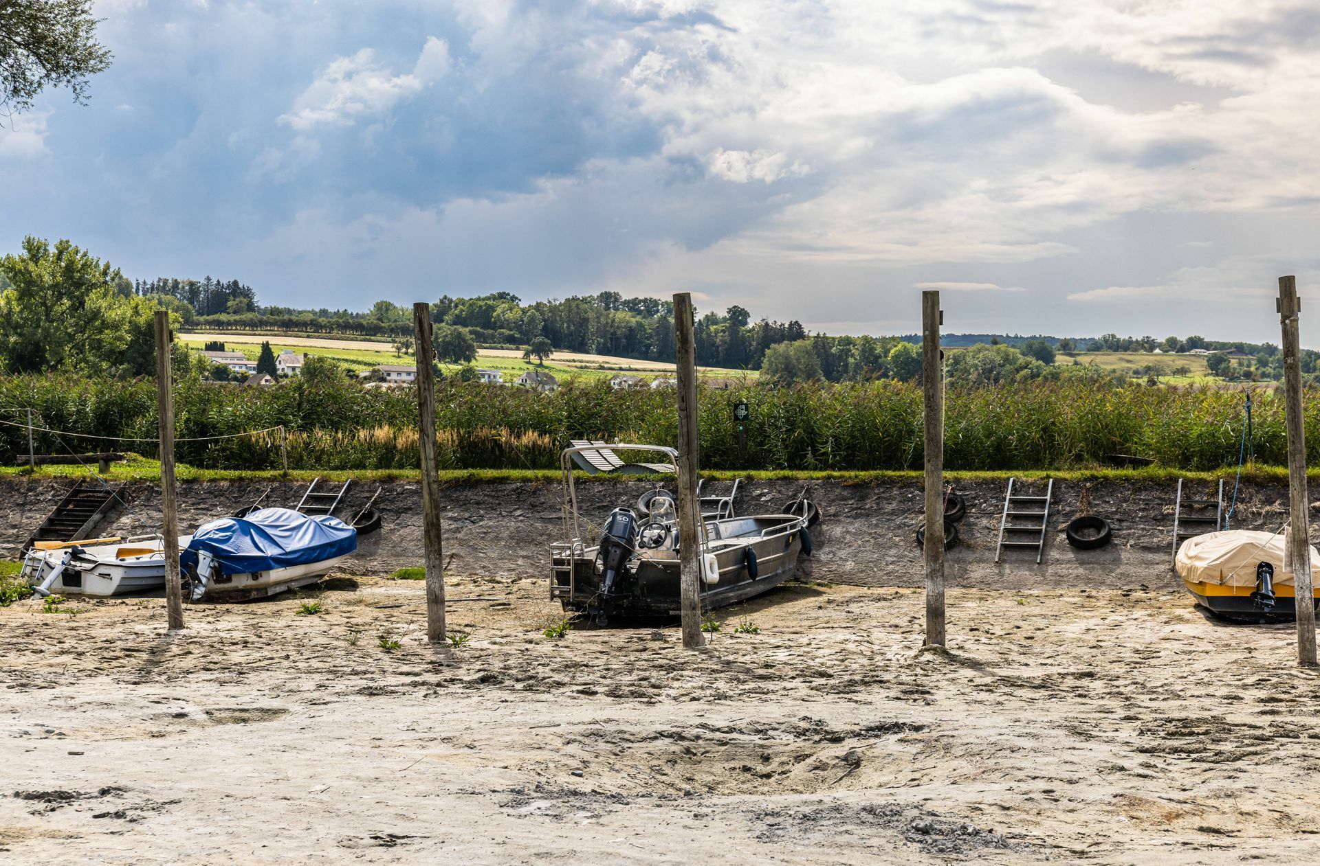Vor allem in den Uferbereichen machen sich Niedrigwasser und Trockenheit bemerkbar. Bei der Seebadi im thurgauischen Triboltingen sind Boote deshalb gestrandet und liegen nun auf dem Trockenen.