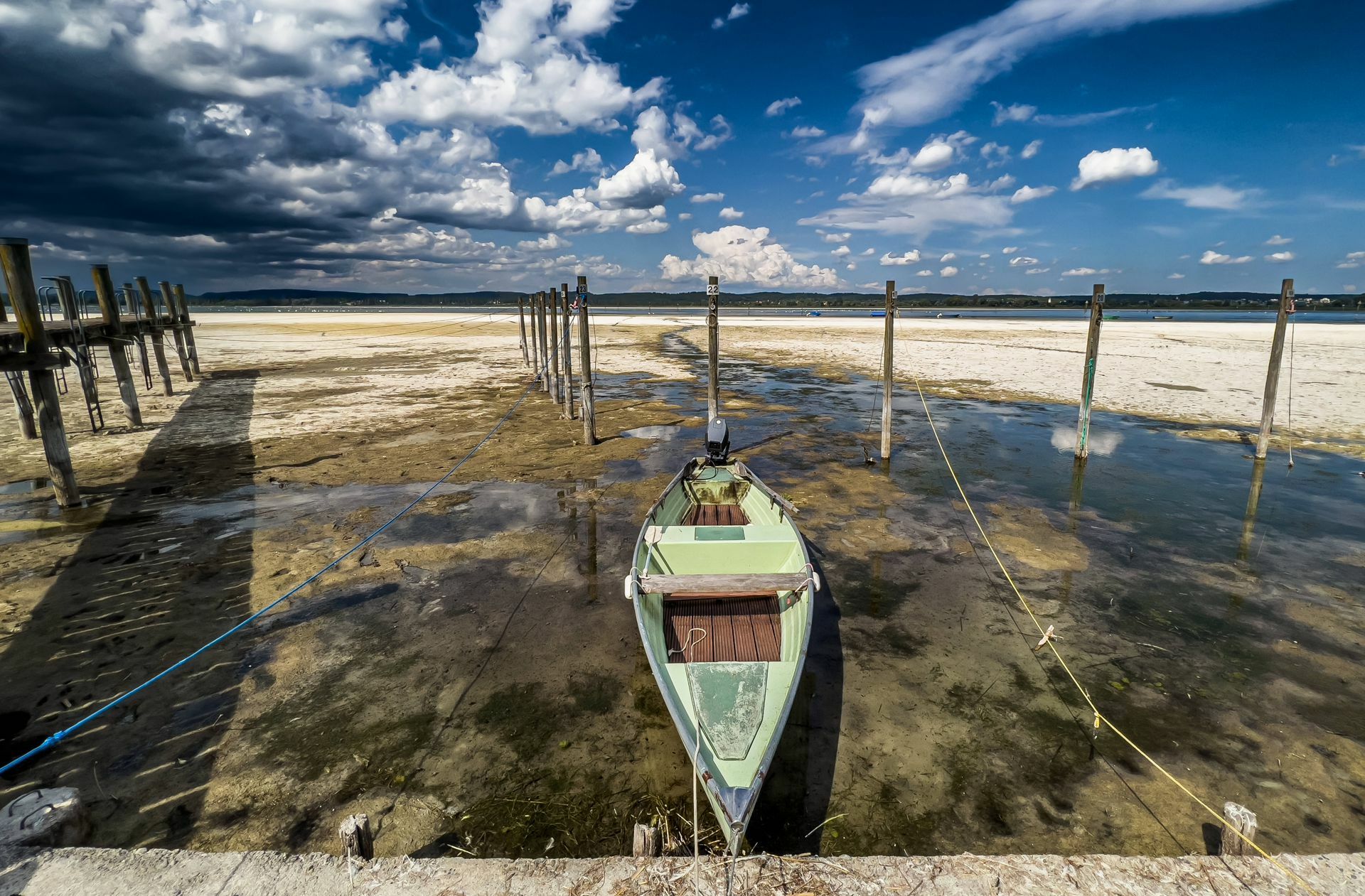 Nur noch wenig Wasser unter dem Kiel: Am Untersee, der zum Bodensee gehört, liegen viele Boote fast oder ganz auf dem Trockenen. Einige Bootsbesitzer haben ihre Boote deshalb schon aus dem Wasser geholt – deutlich früher als in anderen Jahren.
