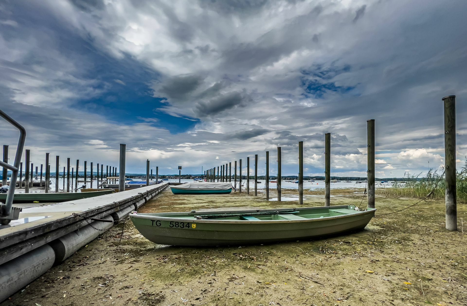 Niedrigwasser am Bodensee: Am Untersee ist das Ufer ausgetrocknet, viele Boote liegen auf dem Trockenen.