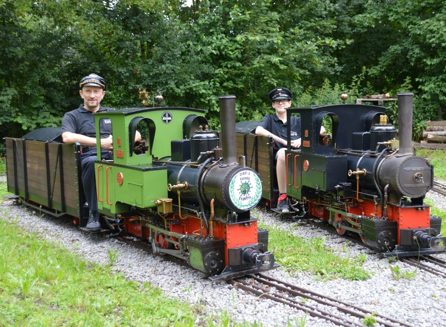 Der Vorsitzende der Dampfbahnfreunde Armin Reitz und Maximilian Sierant aus der Jugendgruppe des Vereins freuen sich schon auf Sonntag.Bild: Wegner