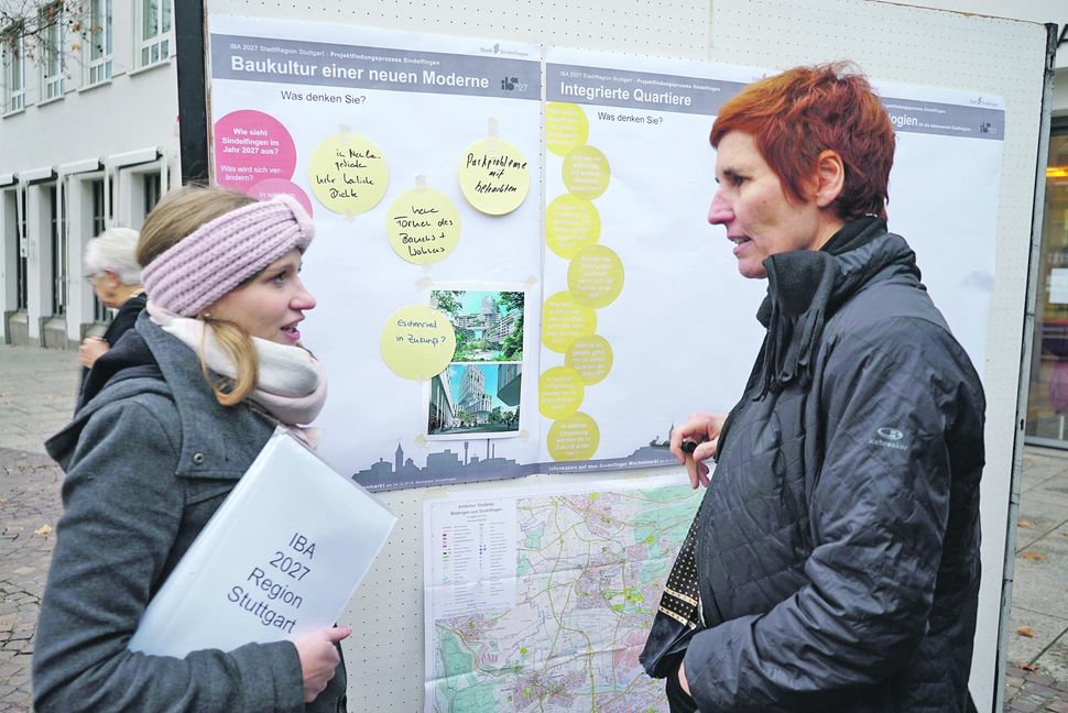 Die städtische IBA-Beauftragte Julia Wälder (links) und Baubürgermeisterin Dr. Corinna Clemens schauen sich Vorschläge von Bürgern zu einem städtischen IBA-Projekt an. Bild: Heiden