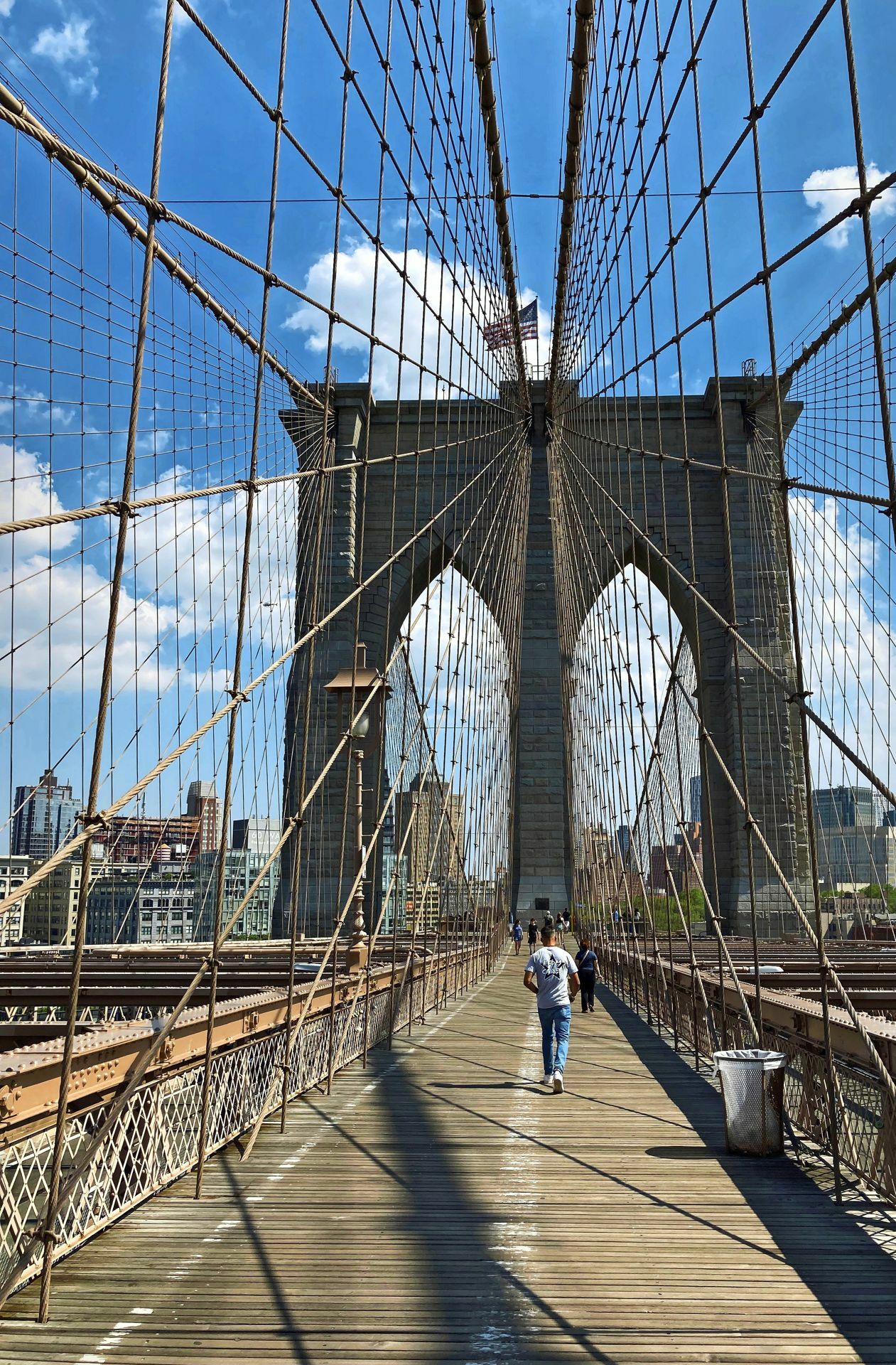 Die berühmte Brooklyn Bridge ist  eine 1883 eingeweihte Hängebrücke mit  Schrägseilen.