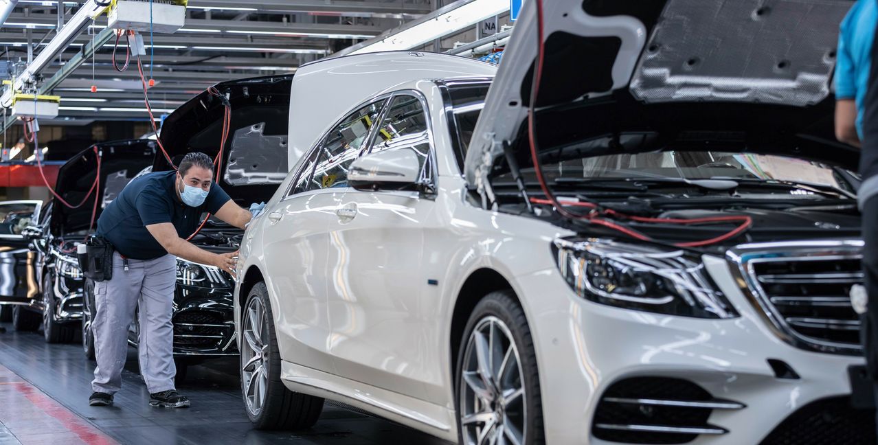 Wiederanlauf bei Mercedes-Benz nach Produktionspause: Die Produktion im Mercedes-Benz Werk Sindelfingen läuft  sukzessive hoch - mit umfangreichen Schutzmaßnahmen für die Mitarbeiter.
Ramp-up at Mercedes-Benz after production break: Production at the Mercedes-Benz plant in Sindelfingen is gradually running high - with comprehensive protection measures for the employees.