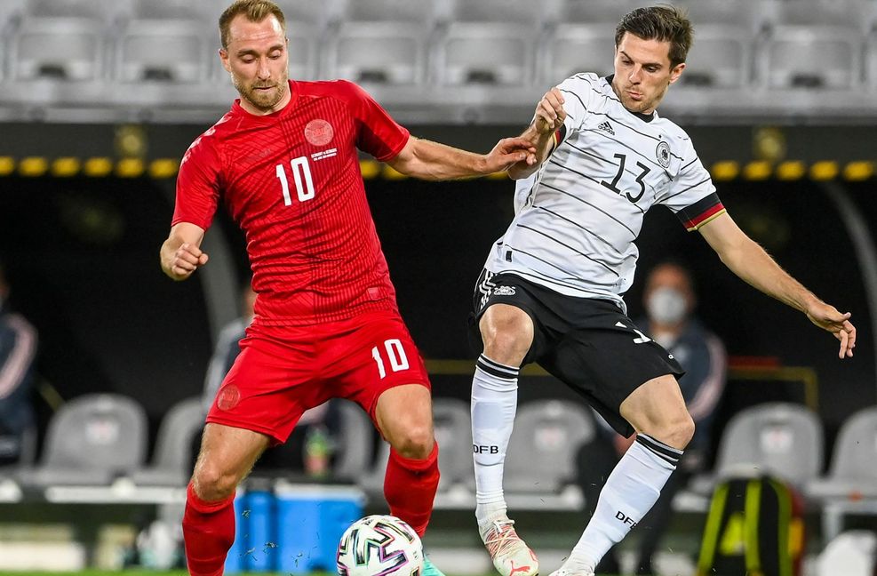 Jonas Hofmann (re.) im Testspiel gegen Dänemark. Gladbachs Jonas Hofmann gibt sich angriffslustig. Foto: AFP/Christof StacheE