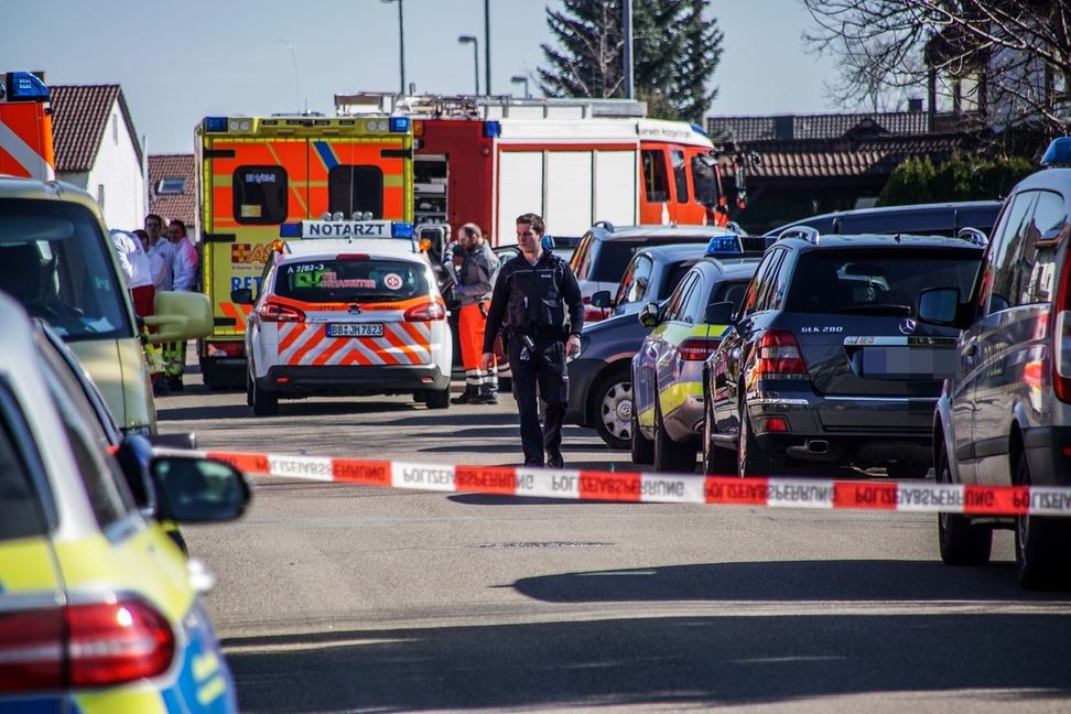Nach dem Dreifachmord in Holzgerlingen wimmelt es im Ort vor Polizei. Die Ermittlungen gehen ihren Gang.           Bild: SDMG / Dettenmeyer