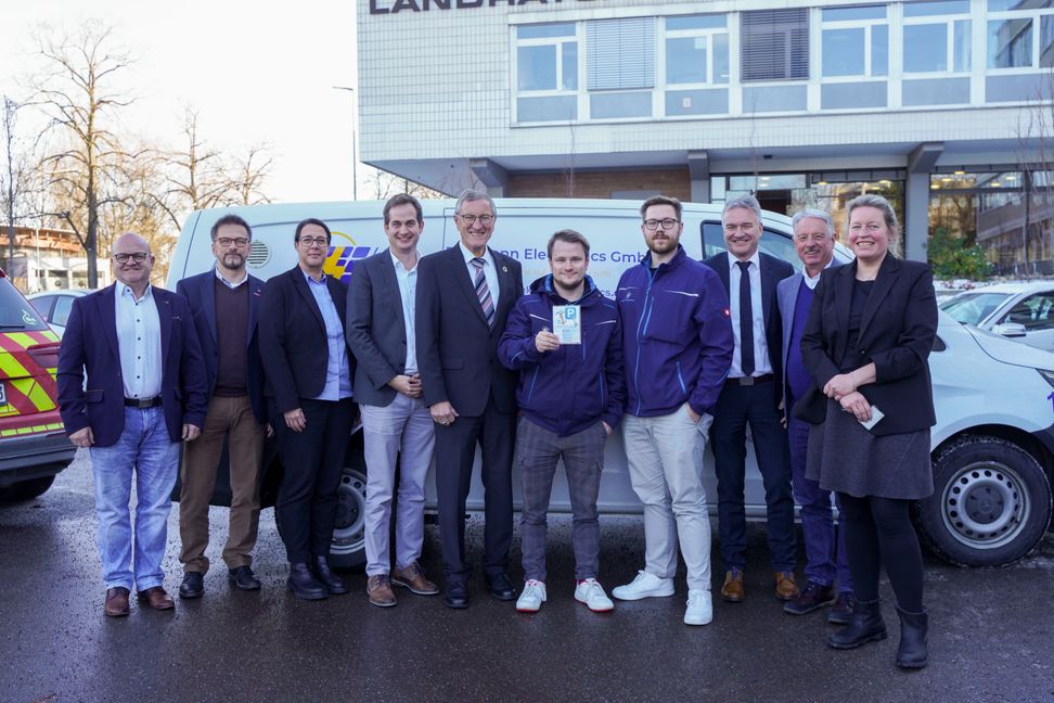 Übergabe des ersten Handwerker-Parkausweises im Kreis Böblingen an Dominic Konnert und Fabian Bergmann (Mitte) von Bergkonn Electronics in Schönaich. Bild: Dettenmeyer