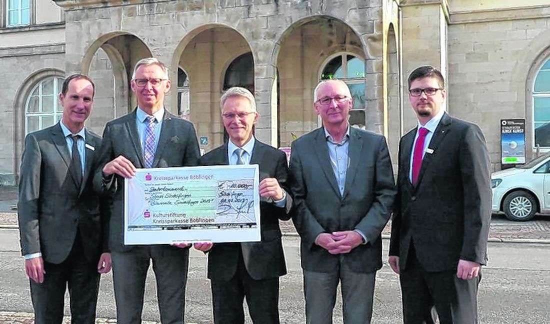 Scheckübergabe mit Frank Fausel (Geschäftsbereichsleiter der Kreissparkasse am Sindelfinger Marktplatz), Erster Bürgermeister Christian Gangl, Dr. Detlef Schmidt (Vorstandsvorsitzender KSK BB), Kulturamtsleiter Horst Zecha und Sascha Hermann (Leiter der KSK-Filiale am Marktplatz) (von links). Bild: Groß