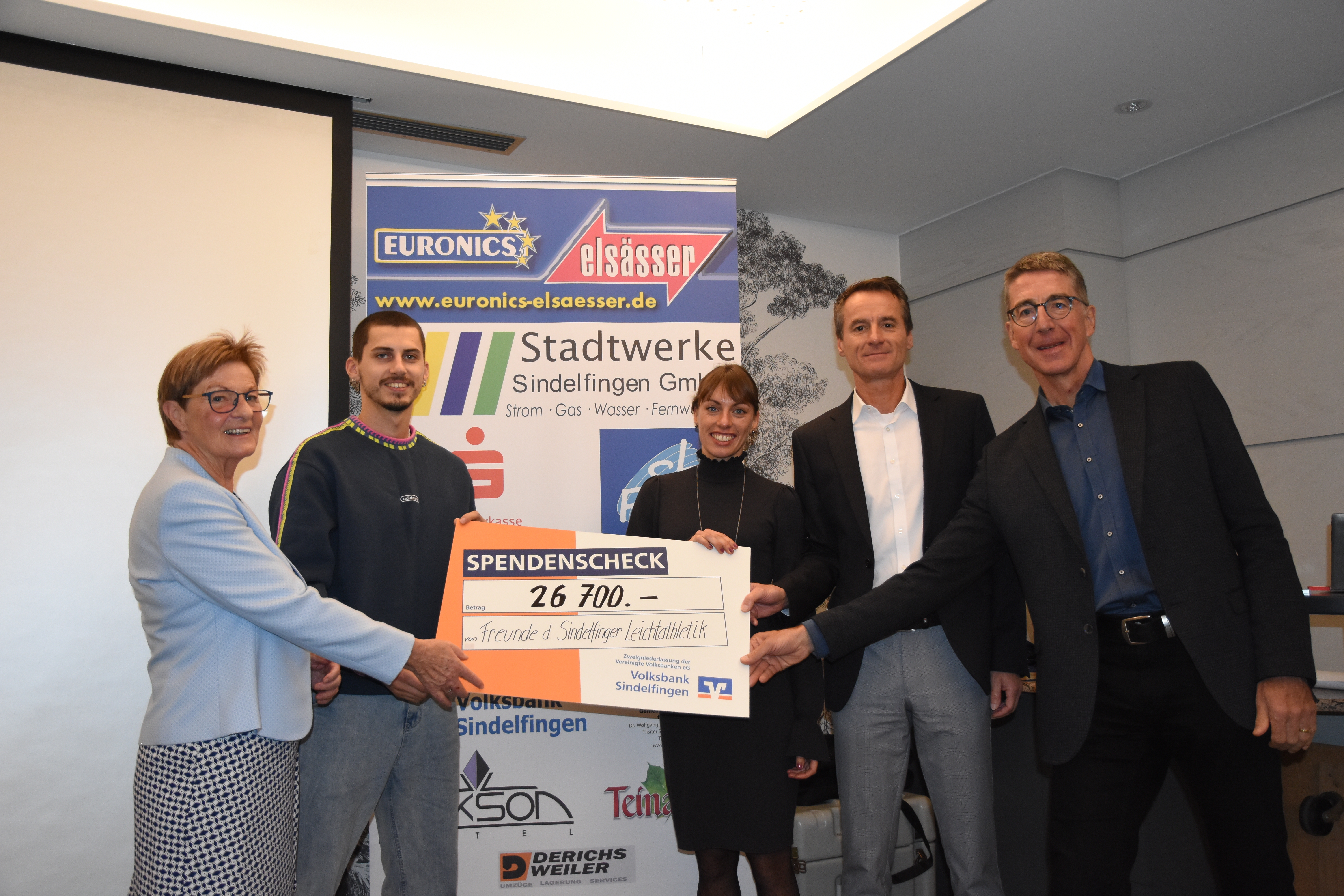 Rose Späth, Constantin Preis, Carolina Krafzik, Bernd Koschka und Abteilungsleiter Jürgen Kohler freuen sich über den Spendenschek. Bild: Schüttke