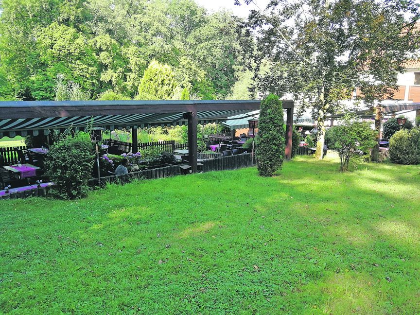 Draußen und drinnen kann man sich im Restaurant „Sulzbachtal“ vor einem Spaziergang stärken. Bilder: Schröter