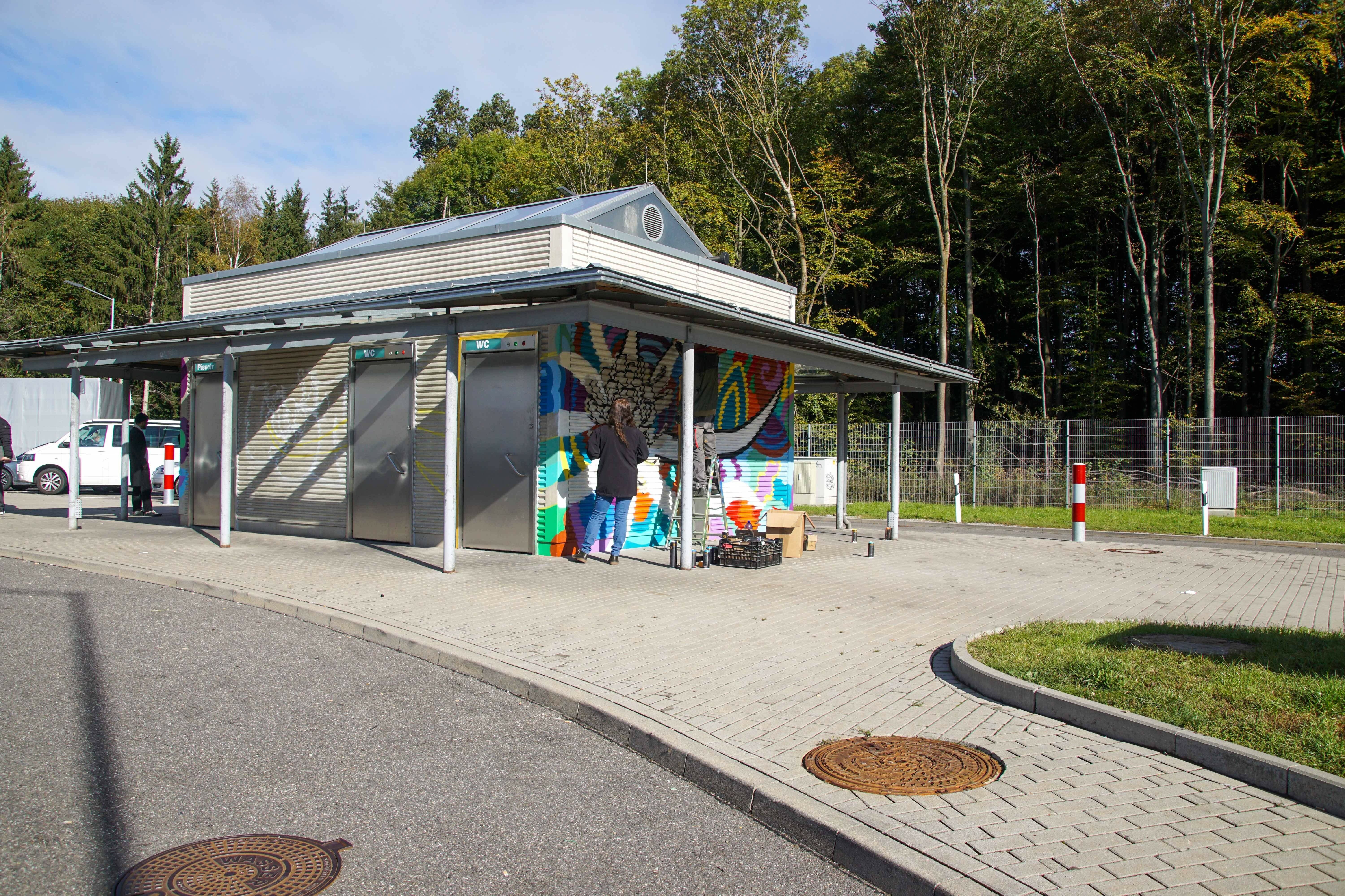 Die neue gestaltete Wand am WC-Gebäude am Rastplatz Somemrhofen.