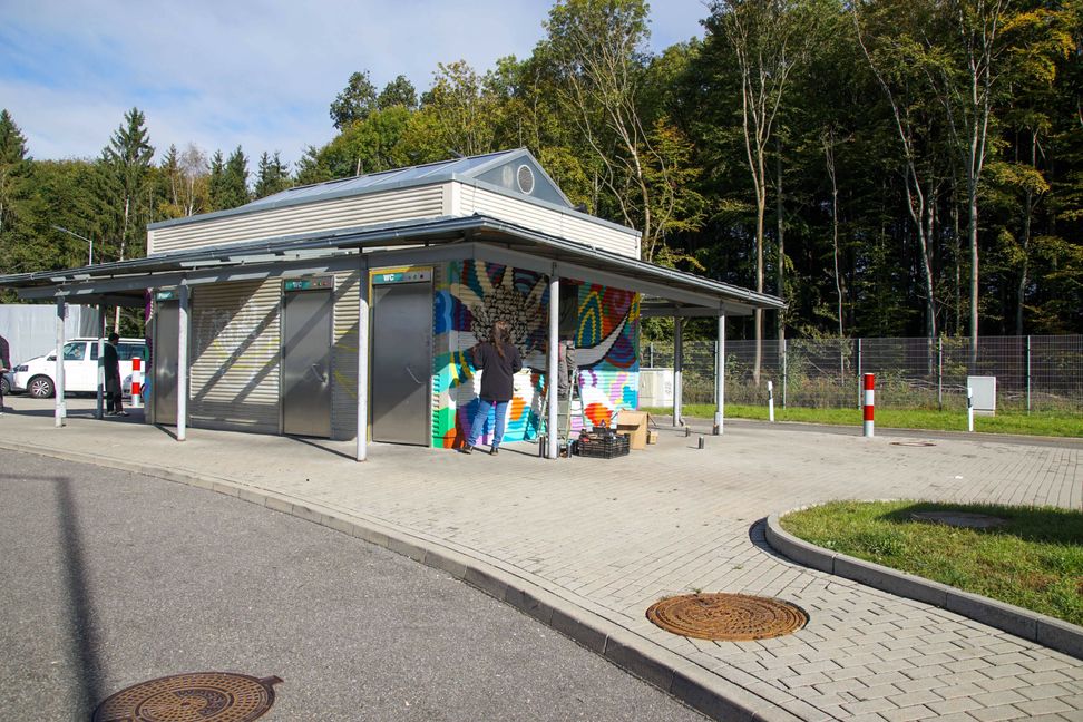 Die neue gestaltete Wand am WC-Gebäude am Rastplatz Somemrhofen.