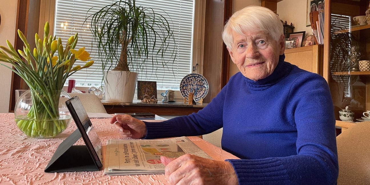 Auch mit 101 Jahren liest Klara Bilfinger noch die Sindelfinger Zeitung. Mithilfe ihres Tablets und der Vorlesefunktion kann sie sich die Artikel vorlesen lassen. Die aktuelle Ausgabe hat sie dabei in Papierform vor sich liegen. Bild: Gospodarczyk