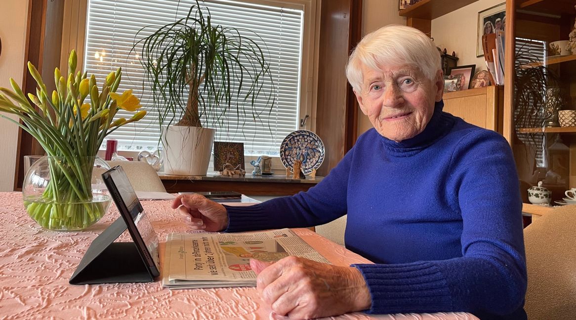 Auch mit 101 Jahren liest Klara Bilfinger noch die Sindelfinger Zeitung. Mithilfe ihres Tablets und der Vorlesefunktion kann sie sich die Artikel vorlesen lassen. Die aktuelle Ausgabe hat sie dabei in Papierform vor sich liegen. Bild: Gospodarczyk