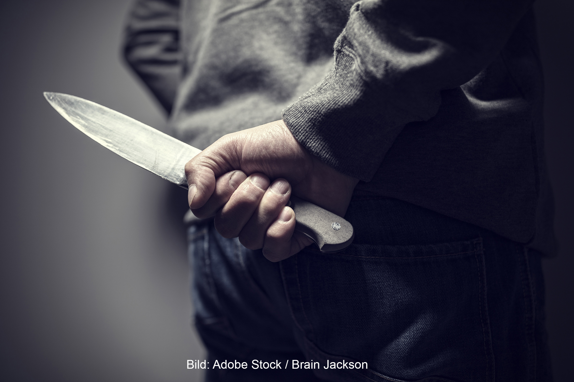 Die bieden Unbekannten zogen auch ein Messer. Bild: Brian Jackson Adobe Stock