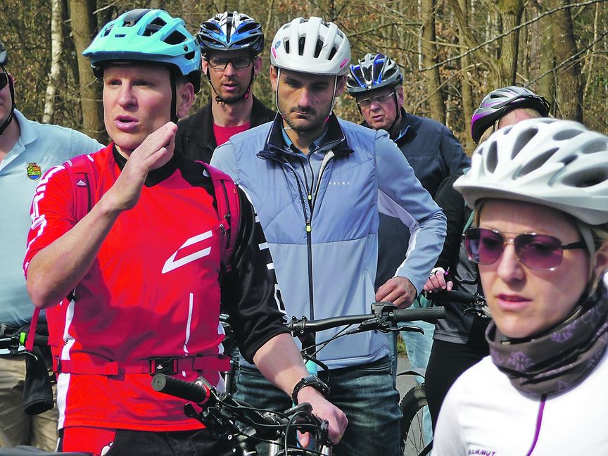 Entwicklungsingenieur Hannes Genze (im roten Trikot) weiß, wo es bei den E-Bikes lang geht. Bild: Reichert