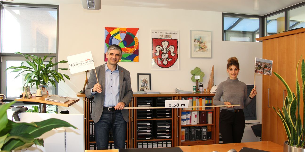 Bürgermeister Ioannis Delakos und die stellvertretende Hauptamtsleiterin Nicole Jassmann fordern zum Mitmachen bei der aktion "Holzgerlingen zeigt Flagge!" auf. Bild - z -