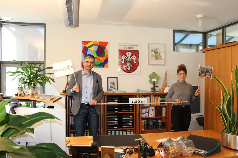 Bürgermeister Ioannis Delakos und die stellvertretende Hauptamtsleiterin Nicole Jassmann fordern zum Mitmachen bei der aktion "Holzgerlingen zeigt Flagge!" auf. Bild - z -