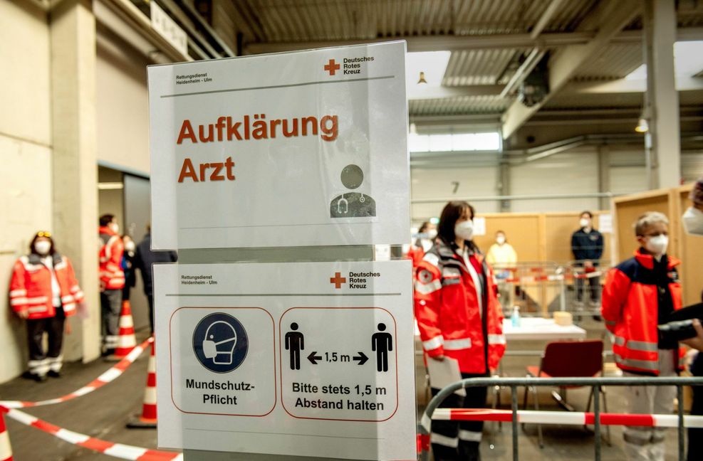 Das Rote Kreuz simuliert in Ulm den Ablauf der Impfung.