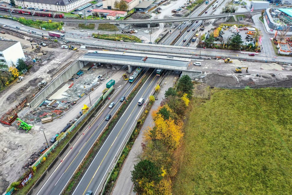 Kurz vor Weihnachten soll über die neue Brücke der Verkehr rollen. Bild: Dettenmeyer