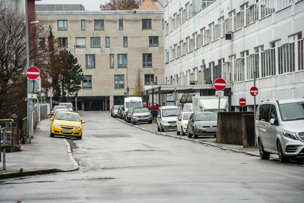 Ab Sonntag dürfen Autofahrer hier Richtung Friedrich-List-Straße weiterfahren. Bis zum 22. Dezember ist die Einbahnstraßenregelung aufgehoben. Bild: Dettenmeyer