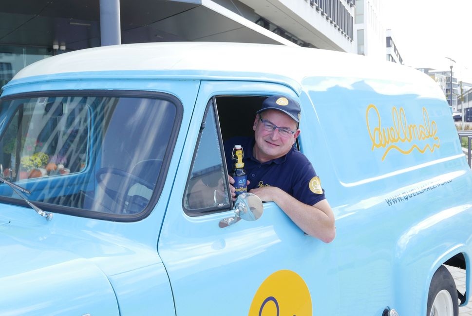 homas Quellmalz in seinem Firmenwagen „Henry“, einem 54er Ford F 100. Bild: Jung