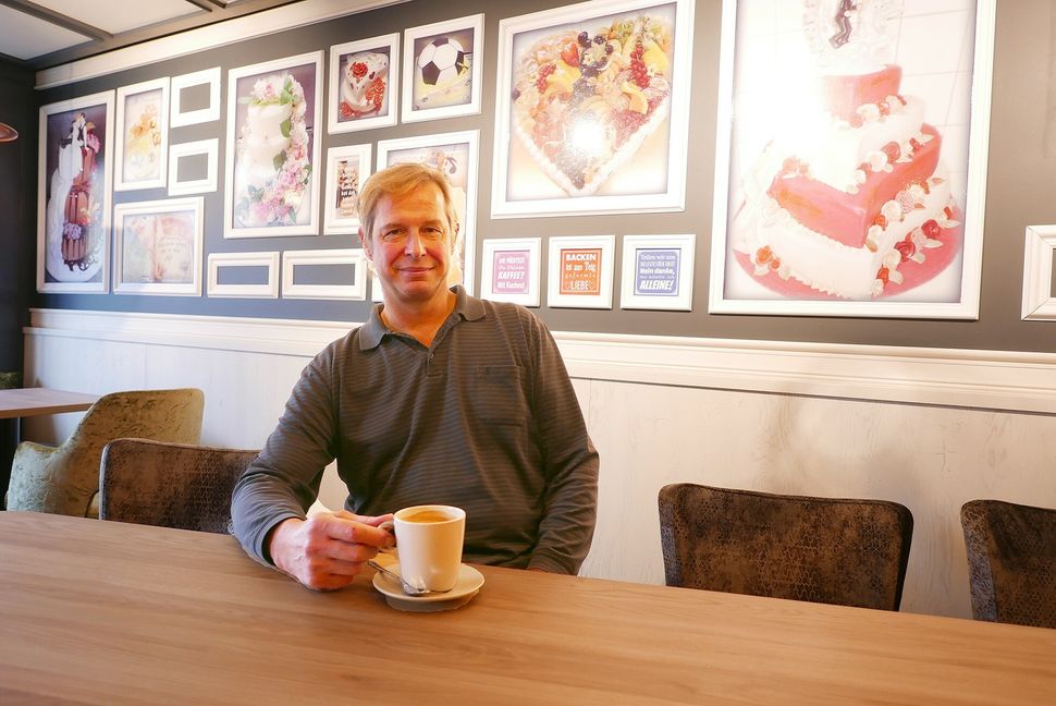Johannes Hornstein mag es bunt -- entsprechend ist das weiedereröffnete Café Frech ausgestattet. Bild:Jung