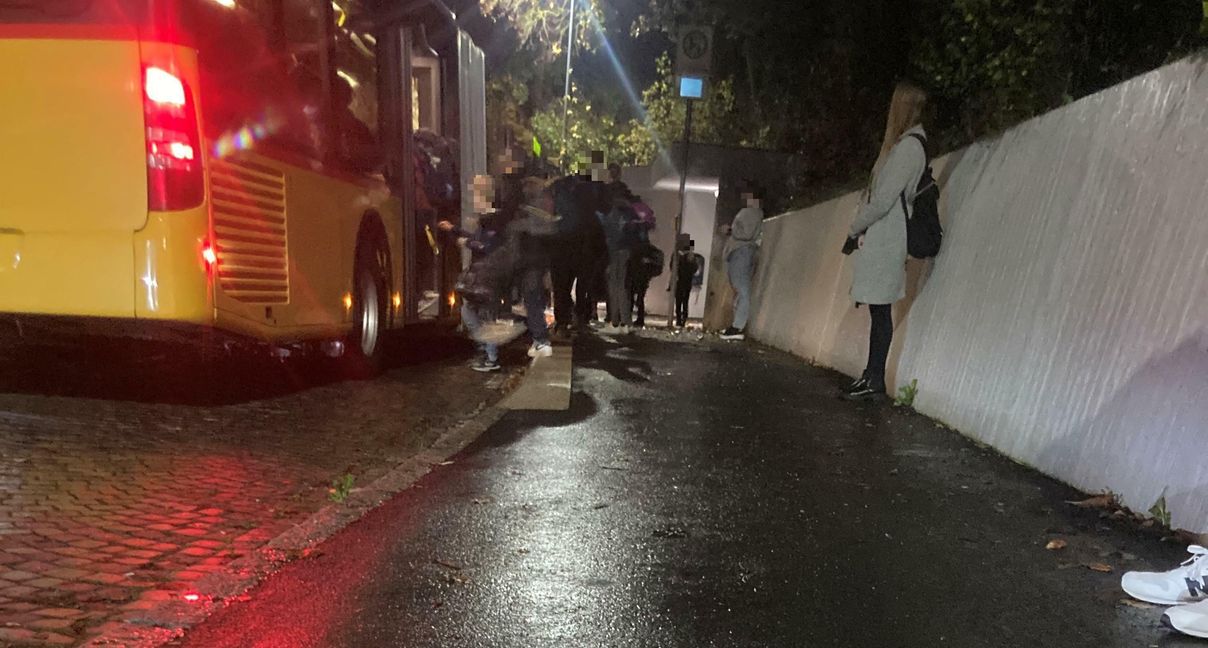 Schüler steigen in den Bus 826A. Bild: Gospodarczyk