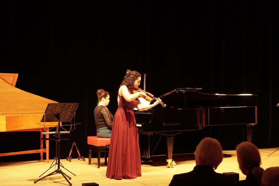 Violinistin Luisa Schwegler gemeinsam mit Pianistin Nadine Hartung beim Jugend-musiziert-Jubiläumskonzert im Sparkassenforum.      Bild: Heiden