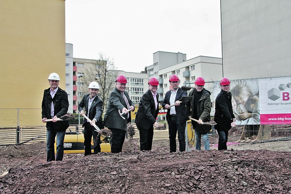 Den Spaten fest in der Hand: (von links) BBG-Projektleiter Carsten Teltscher, OB Dr. Stefan Belz, BBG-Geschäftsführer Rainer Ganske, BBG-Prokurist Joachim Tefett, Bauunternehmer Siegfried Köhler und die beiden Böblinger Architekten Jörg Zimmermann und Karl-Heinz Nagel. Bild: Jung