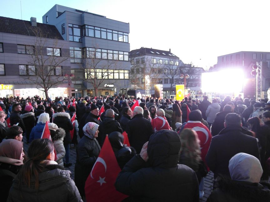 Viele hatte türkischen Fahnen zu der Gedenkveranstaltung auf dem Sindelfinger Marktplatz mitgebracht. Bild: Staber